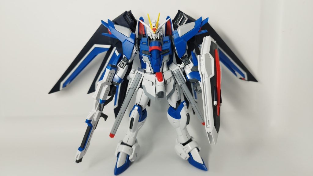 ビームライフルと背負い物の色分けが足りなすぎるというか羽はパーツ分割に無理がありますね