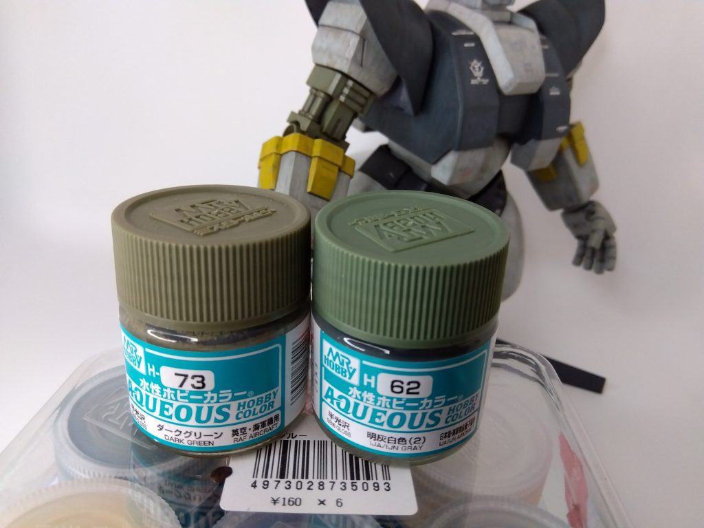 腕部はダークグリーンと明灰白色で！