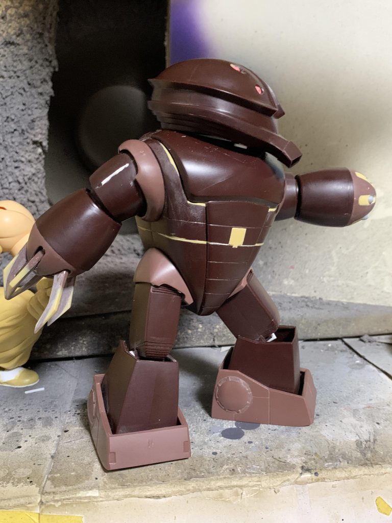 ひざはちょっと改造して可動域をアップさせましたが、旧キット1/100アッガイは味があっていいキットです。