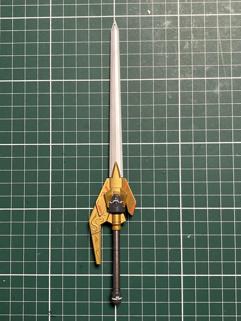 刀身白~ガイアカラーピュアホワイト、上からWAVEのホワイトパールでコーティング 刀身銀~ガイアカラースターブライトジェラルミン 金~ガイアカラースターブライトゴールド 柄~ガイアカラーフレームメタリック グレー部分~何かに使ったグレーの薄いのと濃いのを混ぜたので詳細は不明