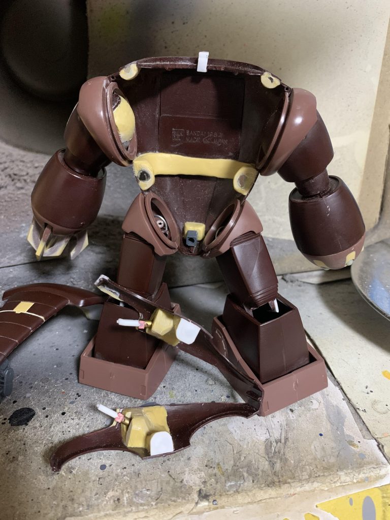 腕、足の付け根は接着しない部位なので、ボディの前パーツ後ろパーツの合わせ目にネオジム磁石を仕込んで挟み込むパターンです。