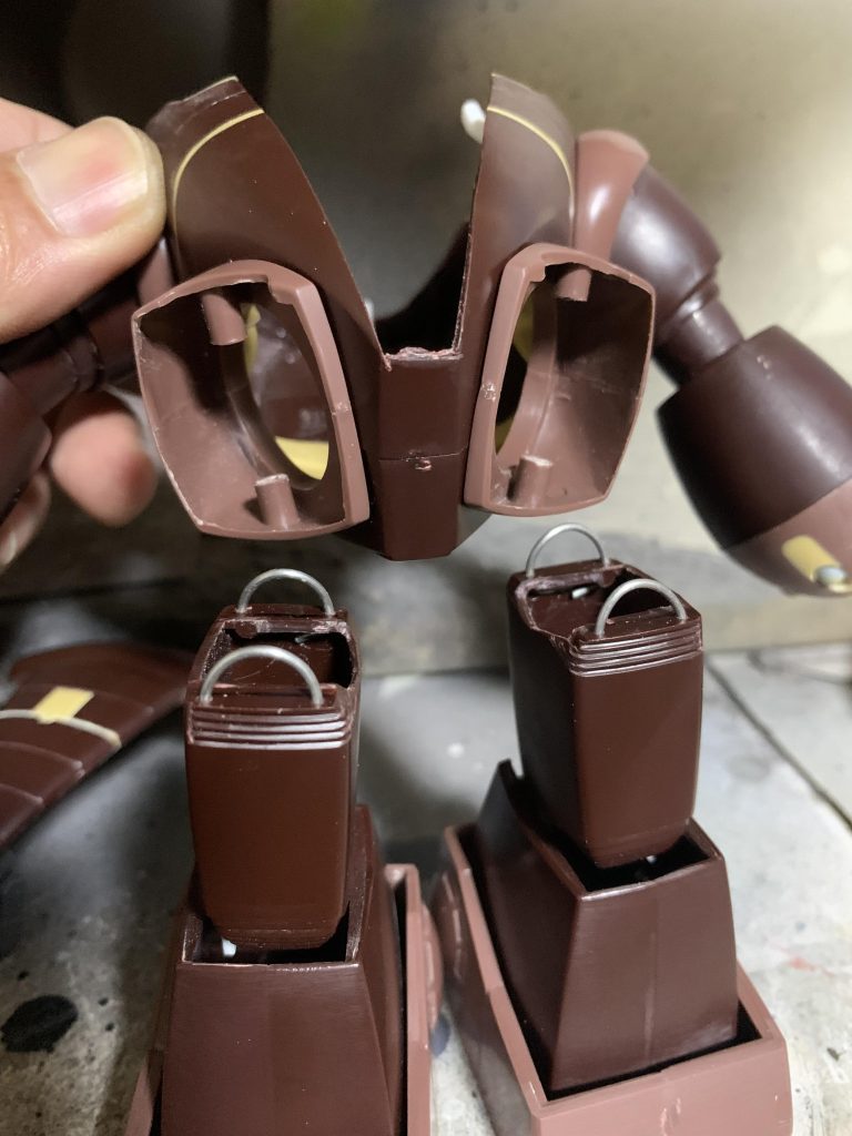 旧キットは中身がスカスカなので、色々なアイデアを試せるのが面白いですね〜。太ももの付け根は針金を突起に引っ掛けるだけ。