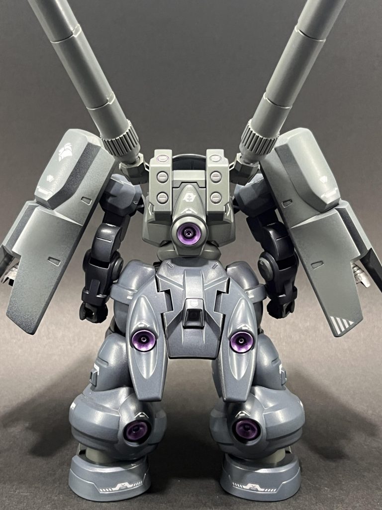 バックパック上部の左右側面に3mmの穴を開けてプロペラントタンクを接続しました。タンク上向きの方がタッパが増えてかっこいい気がする