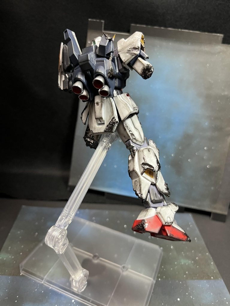 背面。腕や脚の切断面のグチャグチャ感を出すのにアルミホイルをシワシワにして貼り付けてます。