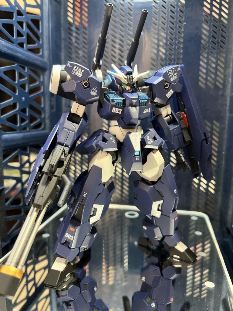 スパロボのノリで地球圏各地で多発する原因不明の空間転移現象により、いくつかの並行世界が一つになった世界。UC0098、空間転移現象により出現した未知の勢力に対抗すべく新設されたロンドベル治安維持遊撃部隊しかし急造部隊ゆえに戦力不足は深刻なため、並行世界にあったオックス.アース社からアナハイムに提供されたのちに調整され、ロンドベル治安維持遊撃部隊において試験運用のため配備された機体。という妄想であります😅