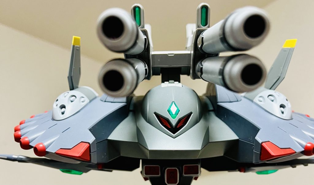 顔可愛い♡緑のクリアパーツの下にテカテカシールが貼ってあり光を反射するのでクリアパーツが映えますね。関節が若干固めなので壊さないように遊びましょ(*´∀`)ﾉ