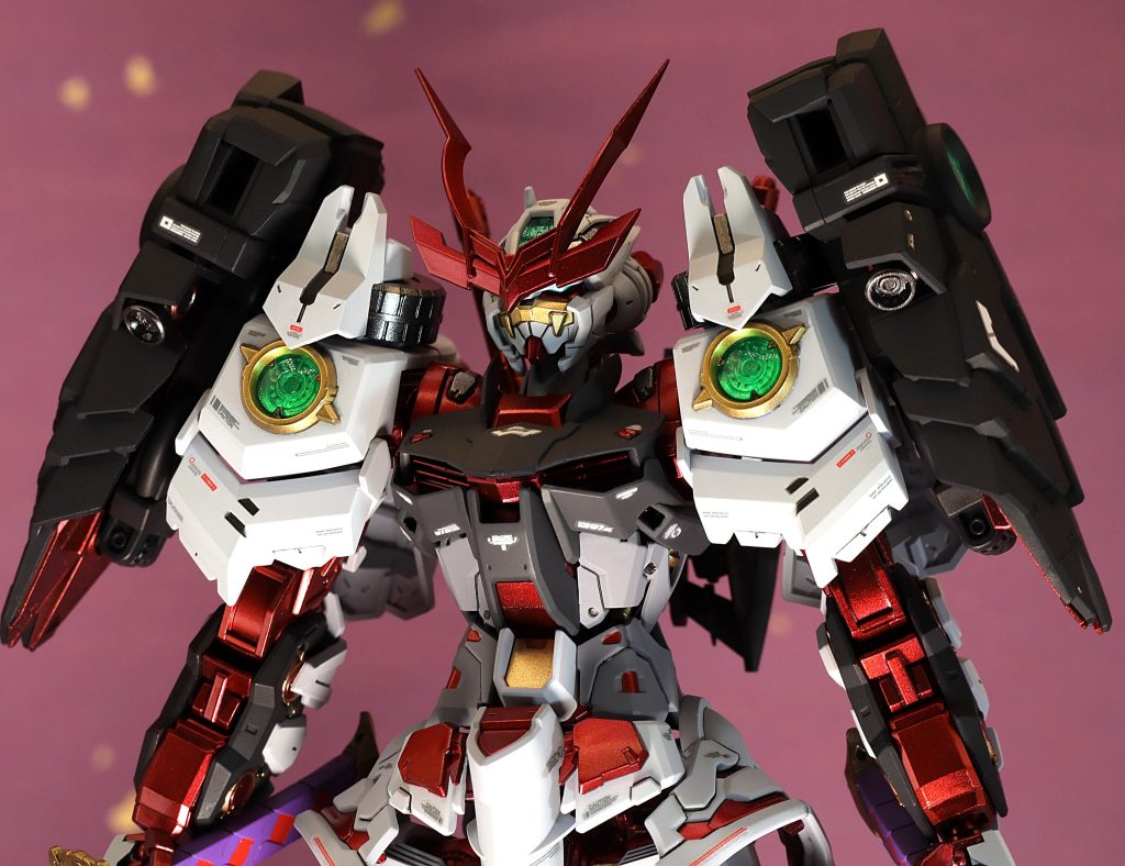 ディテールの掘り直しや墨入れと塗分けを丁寧に行いました。デカールも主張しすぎないように気を付けてます😄メタリック部分は光沢クリアーを薄く1コートのみ行い、金属感のある艶を目指しました。クリアパーツはは蛍光グリーン、その他は艶消しです👍