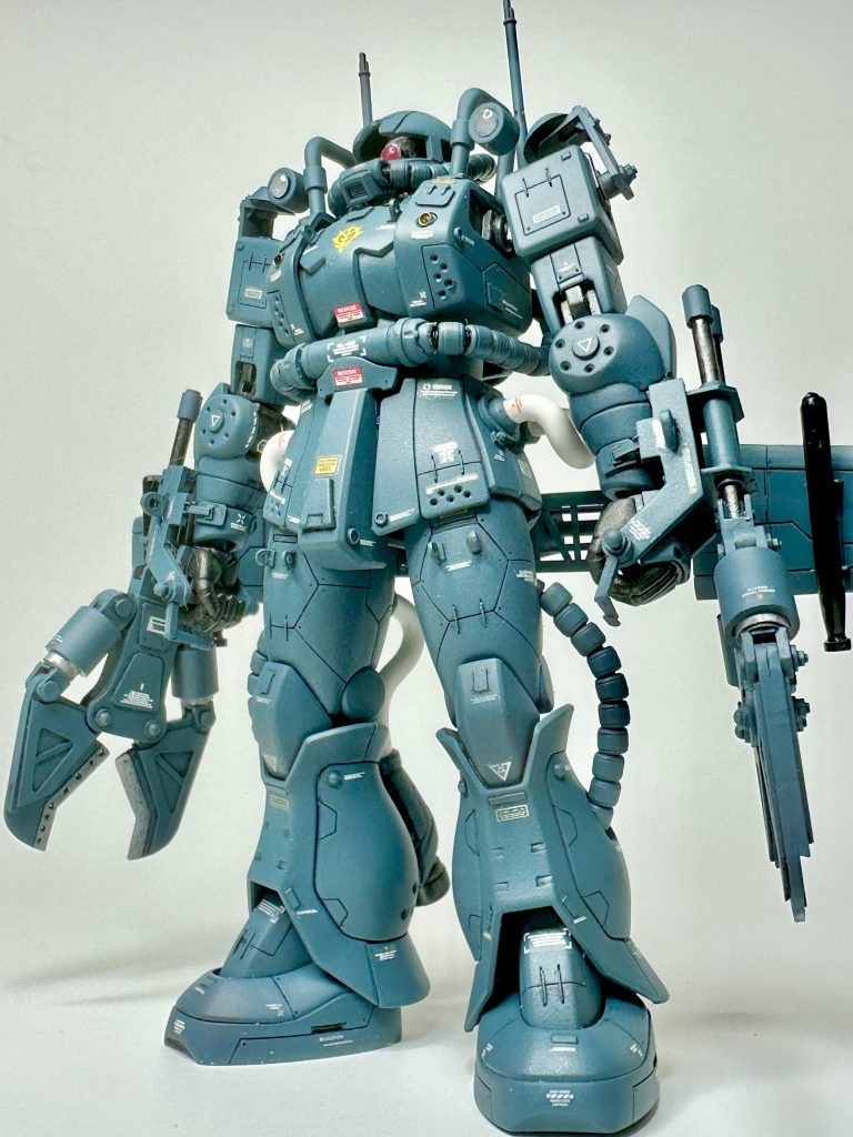 地球降下作戦で新設されたジオン海軍に配備された水中運用機。海軍の中でも勇猛な海兵隊に配備され戦闘よりもインフラ破壊に活動した。