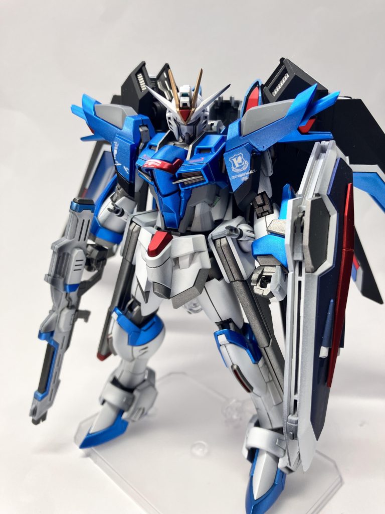 全体的にプロポーションがよくとても作りやすかったですが、肩のアーマーが短かったり足が少し短かったので、肩アーマーと足を1ミリだけ延長してスタイル改修をしました!各所のレッドのパーツは光沢とつや消しを使い分けて質感を違くしています。