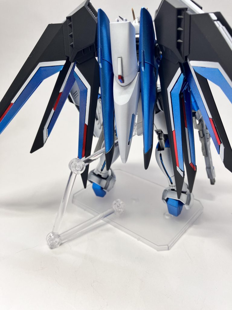 背部のウイングパーツの白い線は一部キャンディーレッドで塗り分けしました!ウイングのメタルブルーの羽はウレタンクリアでトップコートをして艶々にしています!ダークブルーのような色のウイングは自分で調色した暗めのパールブルーを塗ってここだけスーパースムースクリアでトップコートしています。