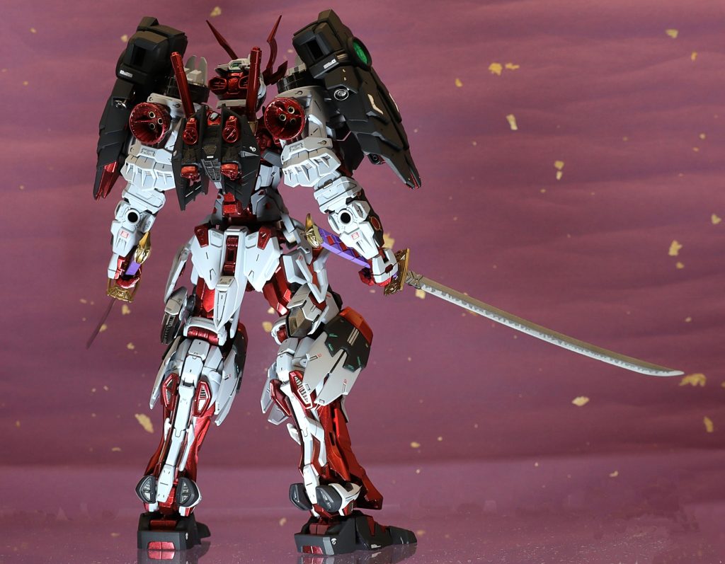 刀には波紋を入れ、本来背中に装着する鬼の盾の代わりにレッドフレームのバックパックをそのまま取付け😄