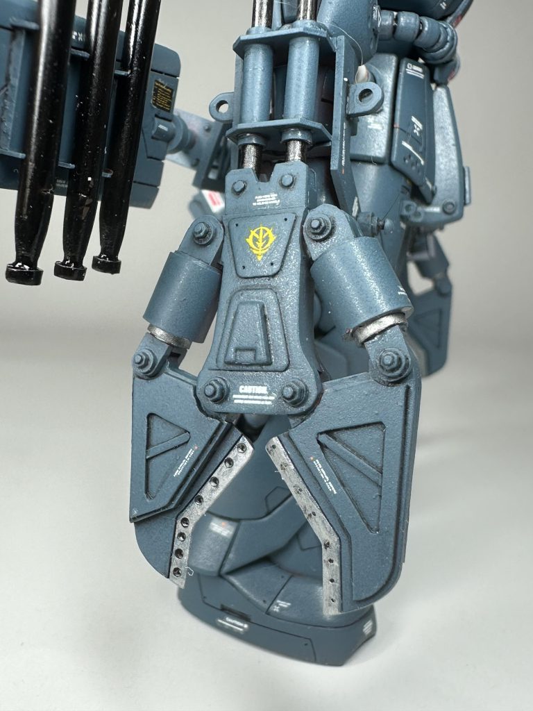 ジオニックアース社モビルワーカー事業部と実験中隊イグルーの共同開発により破壊用に大型カッターを装備