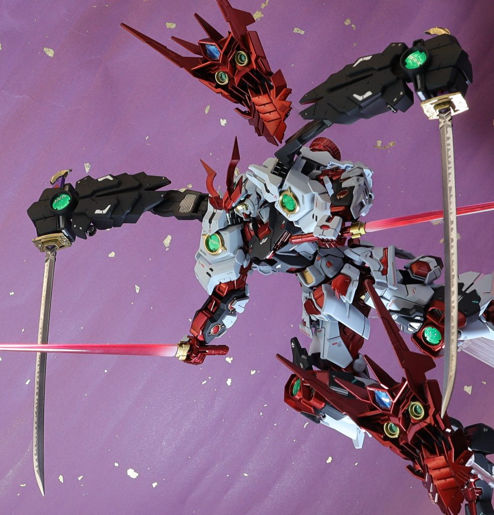 背中のビームサーベルと合わせて4刀流での構え、鬼菩薩は口からビーム(黄泉路)が撃てる設定です👹