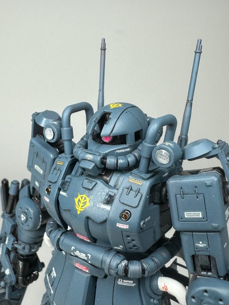 背部のロッドは潜望鏡とセンサー内蔵唯一の固定武装100ミリバルカン砲二門