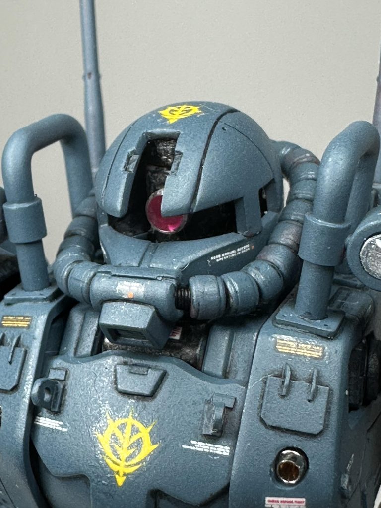 モノアイの可動域確保のため頭頂部まで拡張され、水平移動時の頭部保護のロールバーを装着