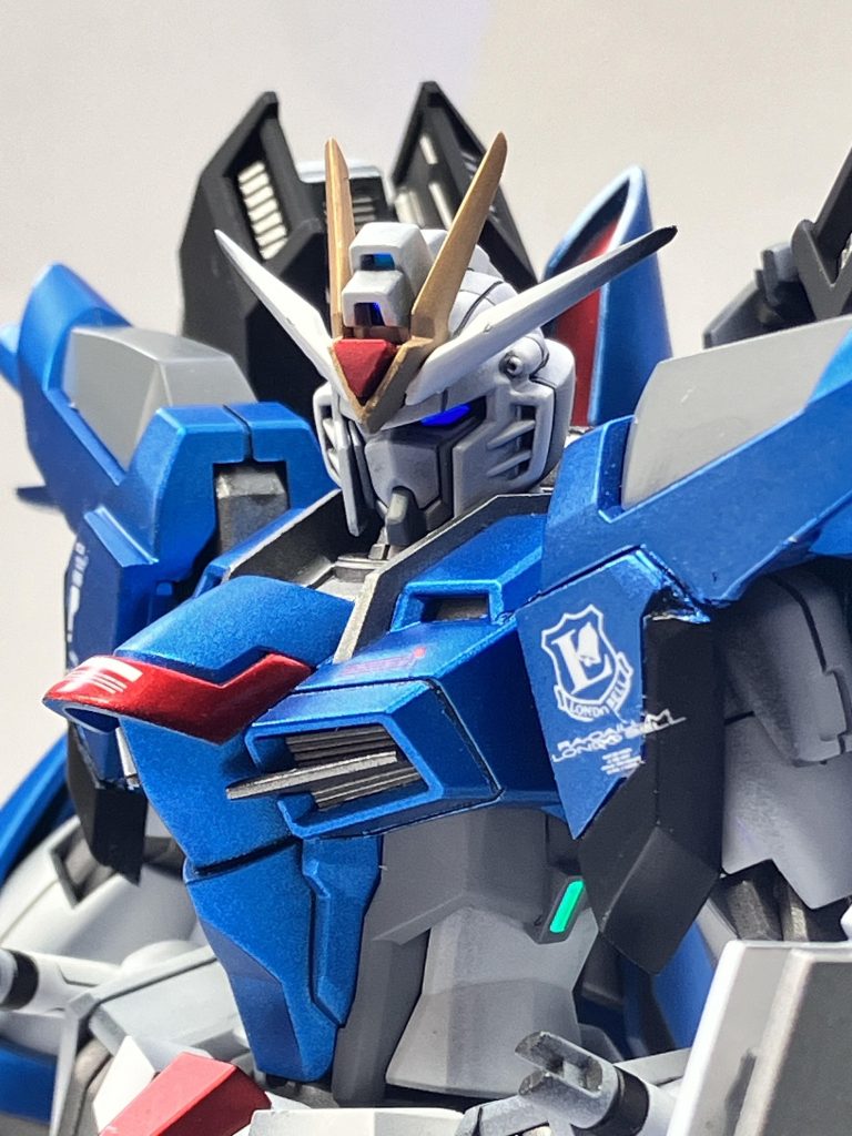 カメラアイと腰につけたセンサーは相変わらず光るようになっています。やっぱり光るとカッコいいですよね〜