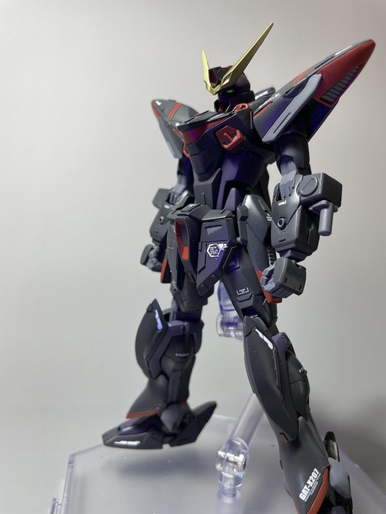 正面足と関節をEGに置き換えています。自分の好きなディテールアップ頑張ってしてます。またも黒は二色で塗分けていますが、まじでわからん、、、マスキング地獄がつらかったので、再度やる元気はありません。