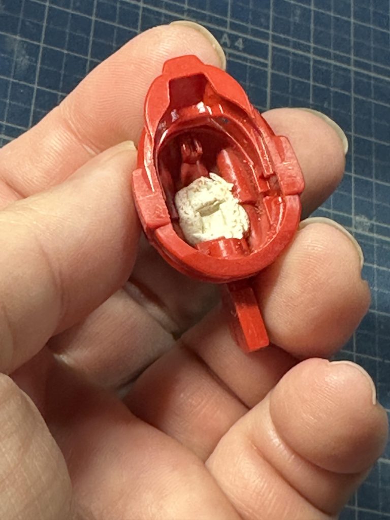 再掲ですが、B型頭部外装の内側にエポキシパテ(100均の)を盛って、頭部フレームのダボを押しつけて型取り?して、接続パーツの代用にしました。