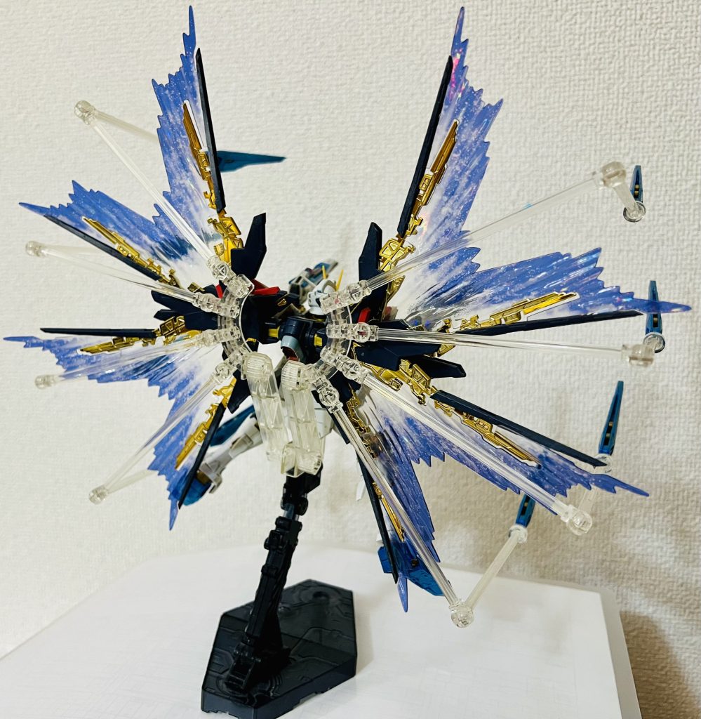 台座はこんな感じ。たまにプレバンで再販されてますね。