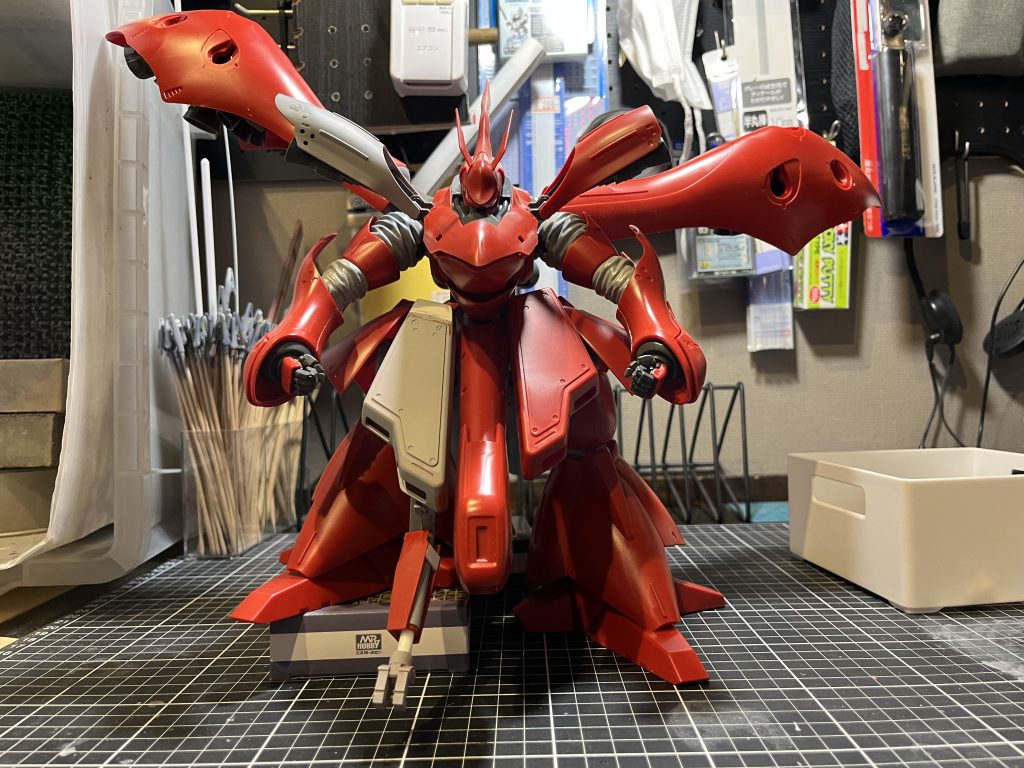 向かって右側が改造前、左側が改造後です。一応、隠し腕も作りました。上半身を前傾させ、ファンネルバインダーの角度を高くして煽る感じにすると、モビルアーマーというか、バケモノ感出て強キャラ寄りになると思います。