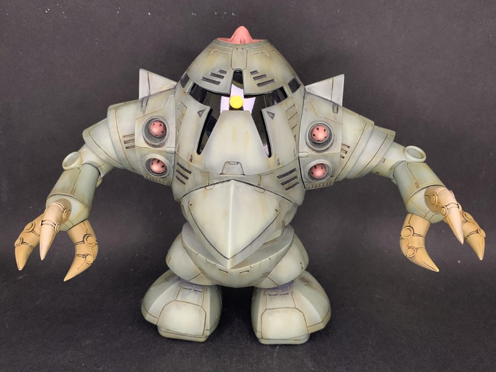 モノアイはスモークグレーの半透明板をネオジム磁石で挟んでくっ付けている状態なので、ある程度は動かせます。