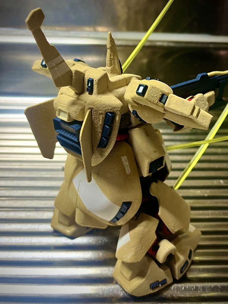 装甲部分はザラザラした質感にしたかったので、ホワイトサーフェイサーを下地に吹き、アクセントの白いラインをマスキングして粒子入りの塗料(ホントはジオラマとかに使うやつ?)で筆塗りしました。