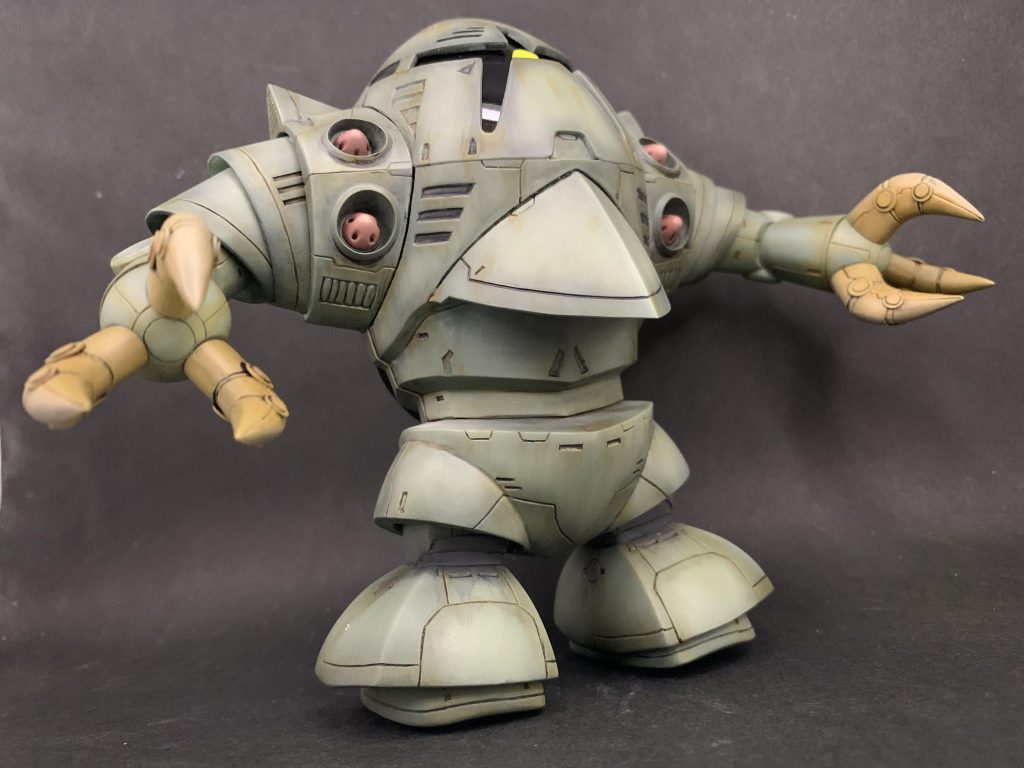 正面はバトオペ2のゾックのデザインを参考に彫り彫りしています。