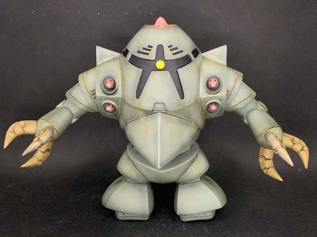 ゾックの後ろ側後ろはほとんど筋彫り無し。モノアイも固定だったはず…