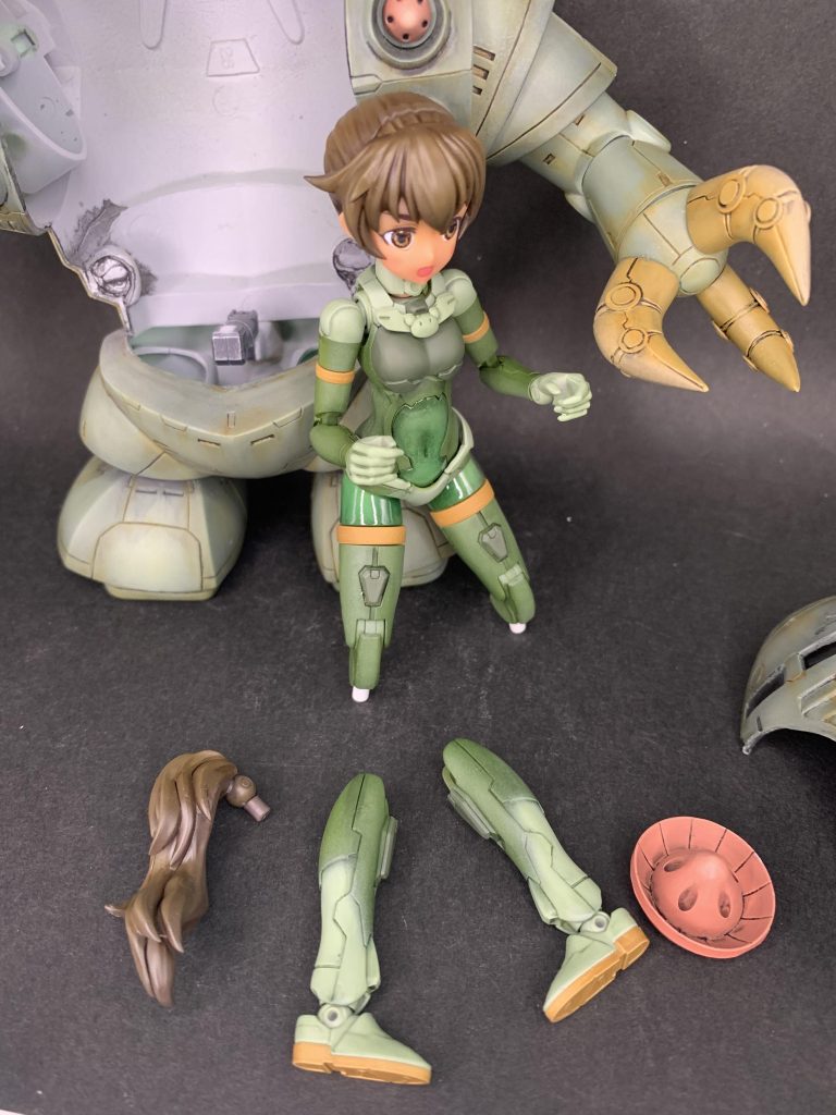 入る事は入るけど、髪、スネを外さないと収まりませんでした。まぁ、簡単に着脱できるパーツなので良しとしてください(笑)