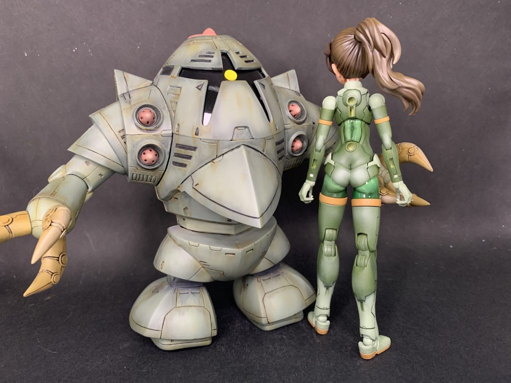 ルルチェの後ろ側ジオンのノーマルスーツっぽい配色にしております。