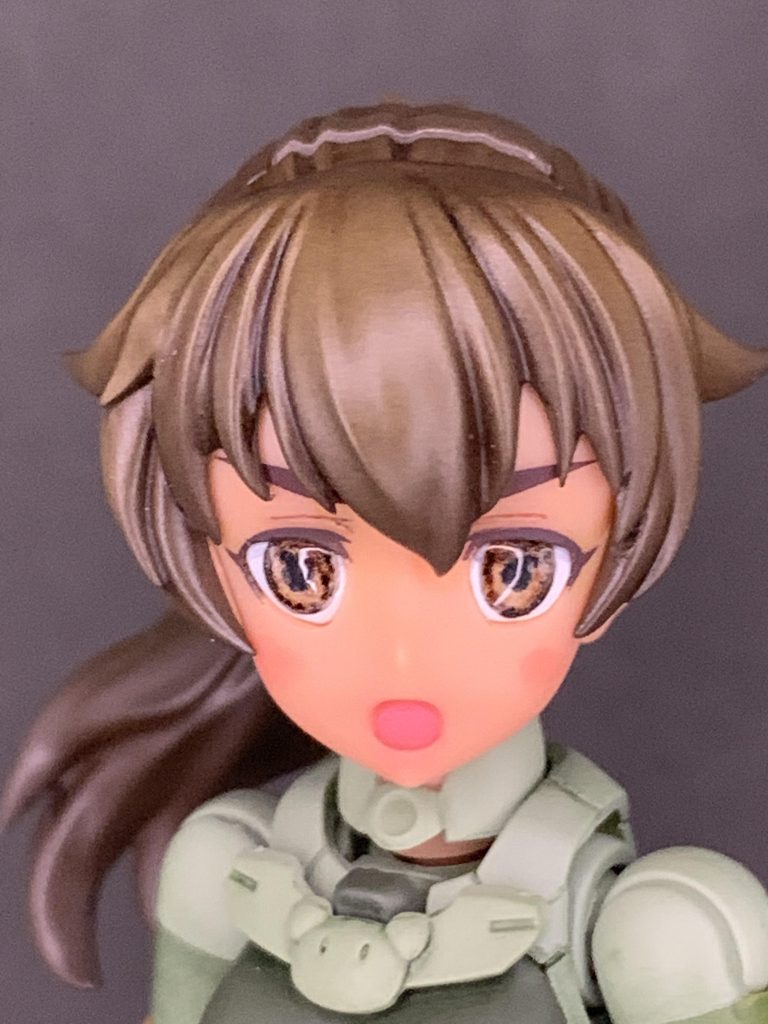 改造は目だけだったと思います。眼球は立体にしないと気が済まないので、タンポ印刷の目の枠線だけ残して彫って削ってリペイントしています。拡大すると、瞳孔をまん丸に描けなかったのが悔やまれる…