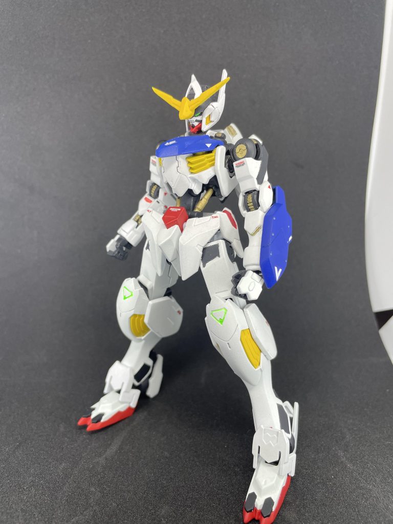 ５代目であり現バルバトスの素体…ラグナゼロとでも名付けましょうか。なんだかヘンテコなスタイルですがこれは換装機体として作った影響です。なのに肩のがAEG系の肩としか互換性がないという…当時の僕は何を考えていたのでしょうか？次の写真ではしれっと肩を入れ替えています。