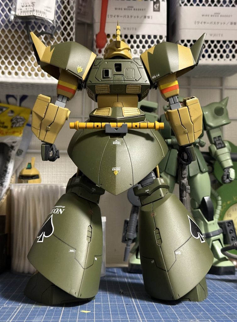 B型パックを外せばノーマルのゲルググ仕様になります。エース部隊のゲルググだからYMS-14。左肩に『YMS-14』のマークつけておきました。