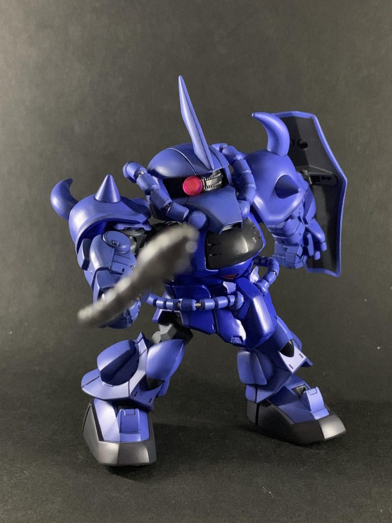 SDCSザクⅡベースのグフです。多分、2018年か19年作なので作りが甘いです。当時は頭の線をあえて入れたと思いますが、今の感覚で見ると頭部はツルっとしてる方がグフっぽいな、と思いますね〜。そのうち、自分的バージョン2.0を作る予定です。
