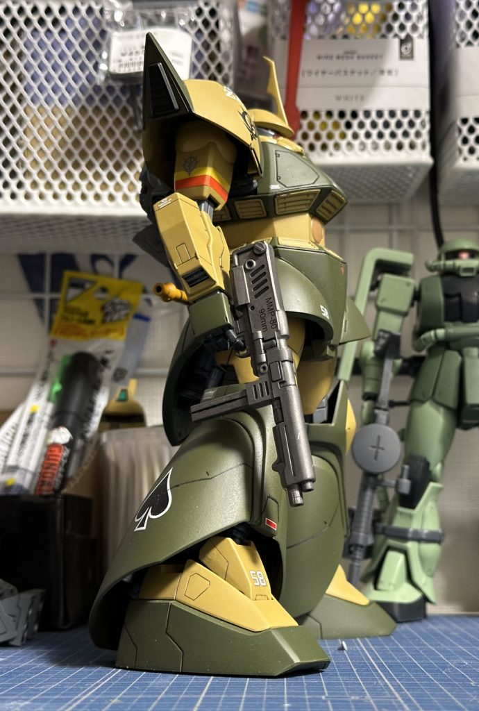 付属していない手持ち銃器は、MG量産型ザクに付属していたMMP-80マシンガン。F型っぽくなって良かったのですが、こうなるとスパイクシールドが欲しくなります(前世紀にA型のキットを組み上げたときにMG1日ザクから拝借したのですが、はて、どこいった?)。