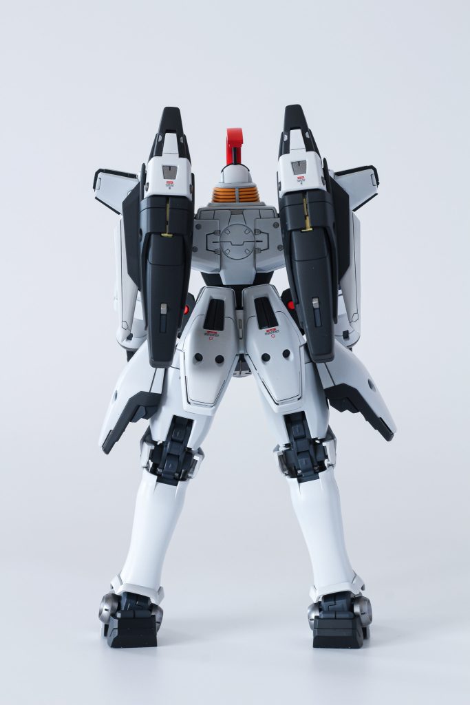 白→白雪色、半光沢黒→ガイアEXブラックに白少し、つや消しフレーム、関節→ファントムグレー赤→プレミアムレッド>蛍光レッドそのほかにガイアカラーのガンメタル、フレームメタリック2など部分塗装は後述します