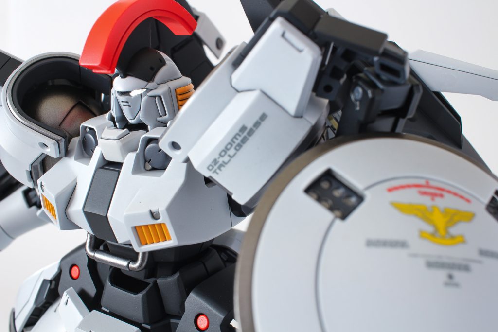 フェイスガード最近の目つきよりは無機質で仏頂面な目つきの印象が強いのでひさし部分を削って平坦気味にしました角度によっては最近の目つきっぽくもなります改造らしい部分はこのぐらいで後は塗装のみです