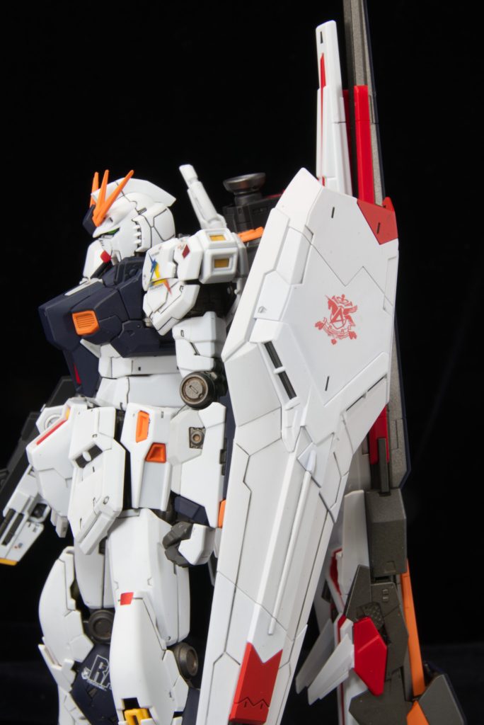 シールドは元々の成形色の白箇所はそのままで、他は白と赤で塗り印象を変えています。