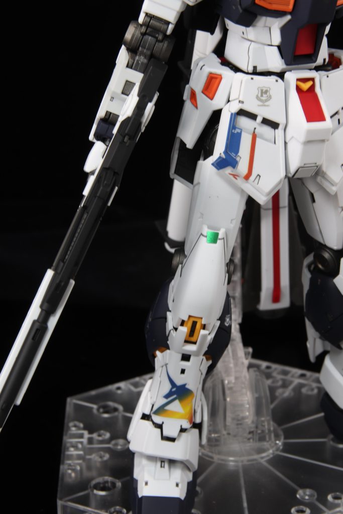 印象的な箇所はシールで仕上げてます(下のアムロマークデカール失敗してしまいました…のでシールです。)