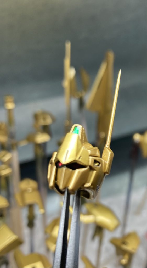 頭部アンテナは縫い針をカットしアンテナ下部パーツに穴をあけ差し込み後、瞬間カラーパテで隙間を埋め固定し、ヤスリで成型。皆様の作例を参考に頭部は付属のメタリックグリーンとレッドのシールを貼った上から百均レジンを流し込みました。