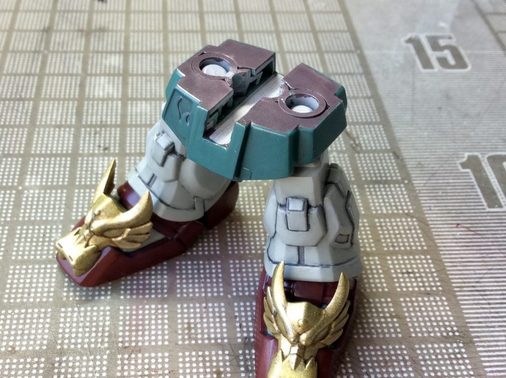 ノーマル関羽の素体腰パーツを改造して、このようなインナーフレームを作りました。これを腰鎧の下に挟むことで5ミリくらい身長が伸びます。また左右の脚の間隔が若干広くなります。