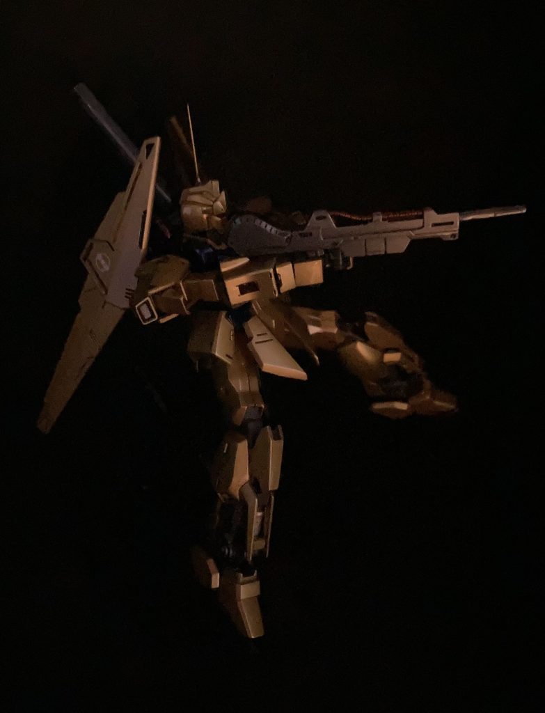 照明全消しで撮った一枚が綺麗でしたので貼り付けました。できたモデルだけあってシルエットが美しすぎです。