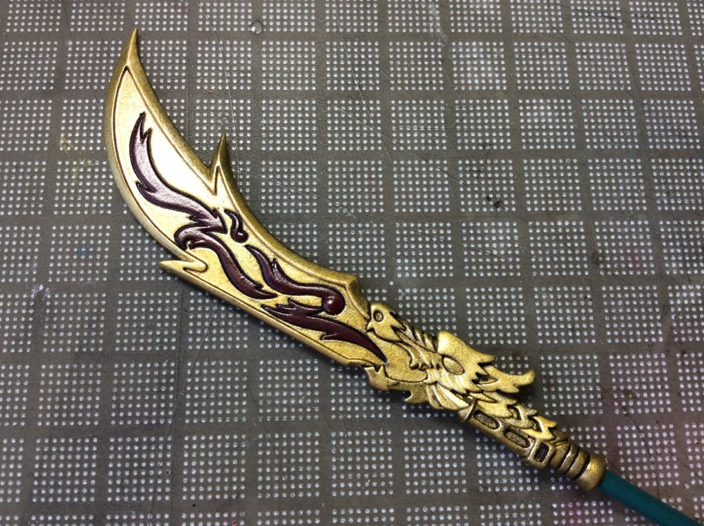 長すぎて画角に収まらない青龍刀。息止めてフリーハンドで塗り分け。