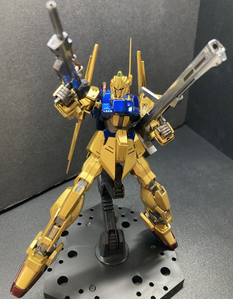 メインのゴールドはガイア黒サフにガイアスターブライトブラスを吹いたものの上にクレオスのクリアゴールドにしました。艶ありの黒をサフの上から吹こうか迷いましたが、ツヤツヤの金色でなく、多少マットな金色にしたかったので、つや消しのサフの上からブラスを吹きました。武器類は黒サフ→ムーンストーンパール→光沢クリアで仕上げました。各種フレームはガイアのガンメタサフ→光沢クリアです。