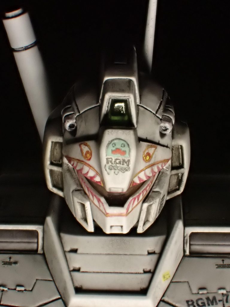 シャークマウス部分はアクリルガッシュで描いてます。やり直しが効くので、納得がいく線が引けるまで描いては消ししています。