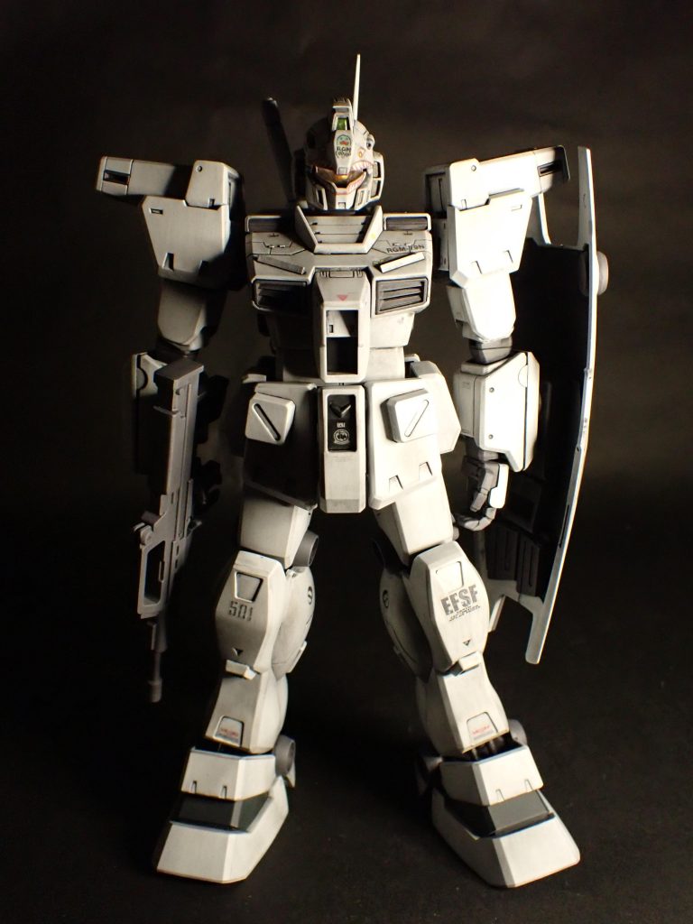 胸の出っ張りのディテール追加、合わせ目消しと肩の筋彫りはやってますが、他は無改造だったと思います。古いキットですが、非常にカッコいいキットです。