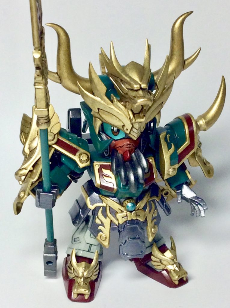 関羽ガンダムのパワーアップ形態。鎧兜の装飾が増えてゴージャスなのが最高です。ただ流石にトップヘビーになりすぎだと思ったので、バランス取るために脚の付け根で嵩上げし、脚部自体も大型化しています。素組みに比べて1センチほど身長が伸びてます。