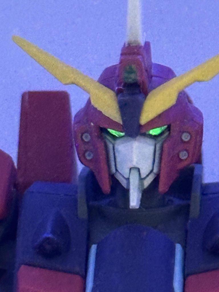 アンテナ類はシャープ化。メインカメラは蛍光グリーンのUV反応。サブカメラは100均のUVでクリア化。