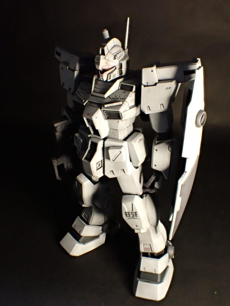 ジムカスタムの配色はシンプルで好きです。本来は胸ダクトは黄色だったような気もしますが、今回は濃いグレーにしています。