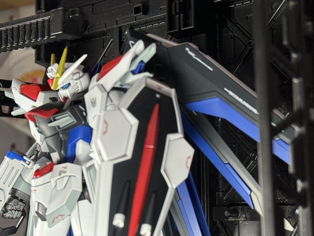 あくまでライフリとしてのカラーバリエーションとして製作したため、特徴的な青目と、スリットなしマスクもそのままです。